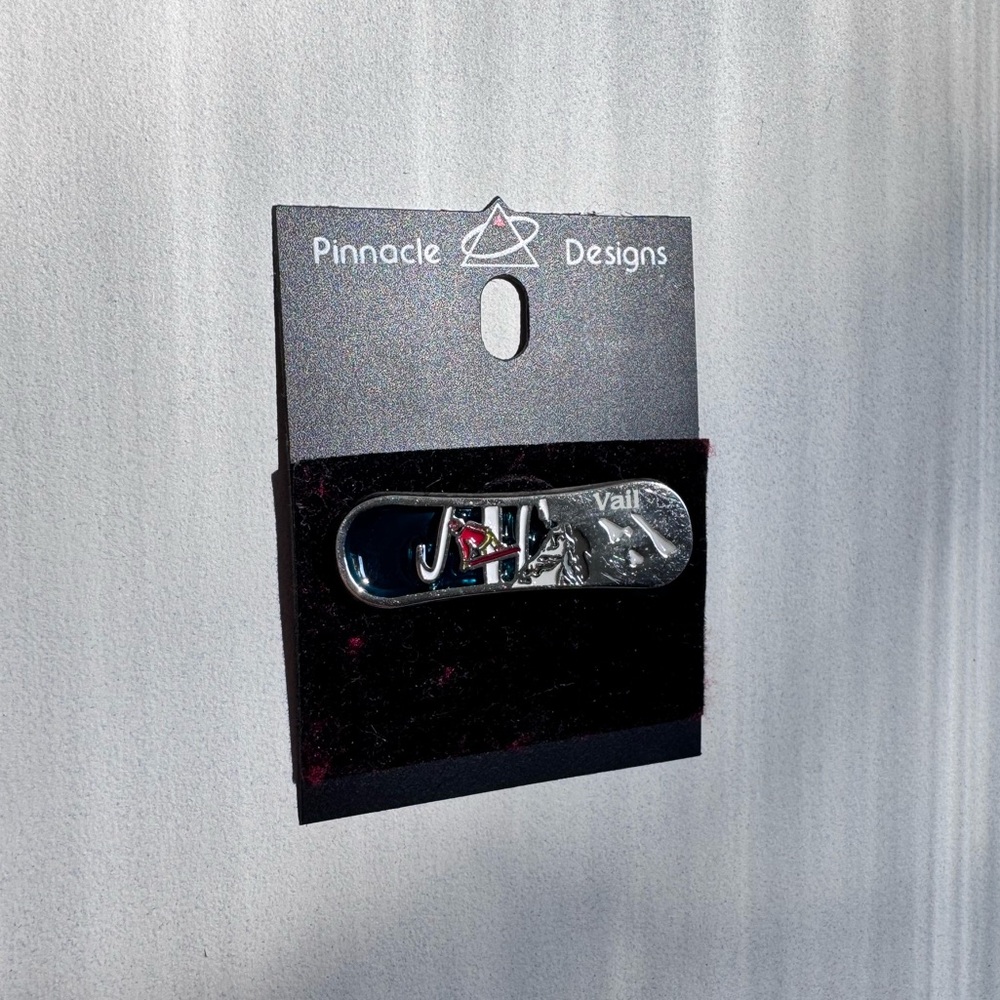 Pinnacle Designs Vail Ski Pin NWT‎ - Picture 2 of 4